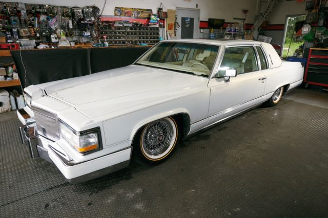 1982 cadillac coupe deville Pearl White, Moon Roof, factory caddy tru.